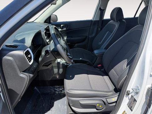 Used 2025 Hyundai Venue Limited FWD image 10