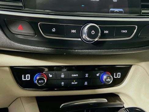 Used 2018 Buick Regal Essence w/ Driver Confidence Package #1 FWD image 26