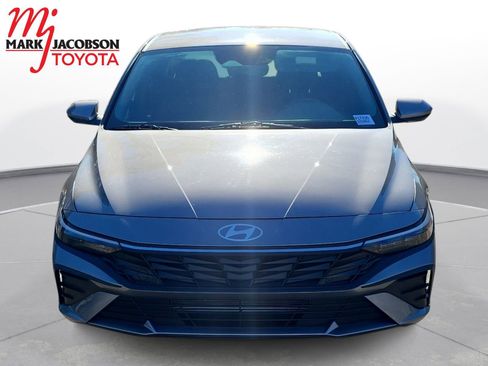 Used 2024 Hyundai Elantra SE image 3