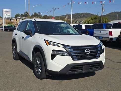 Used 2024 Nissan Rogue S FWD image 11