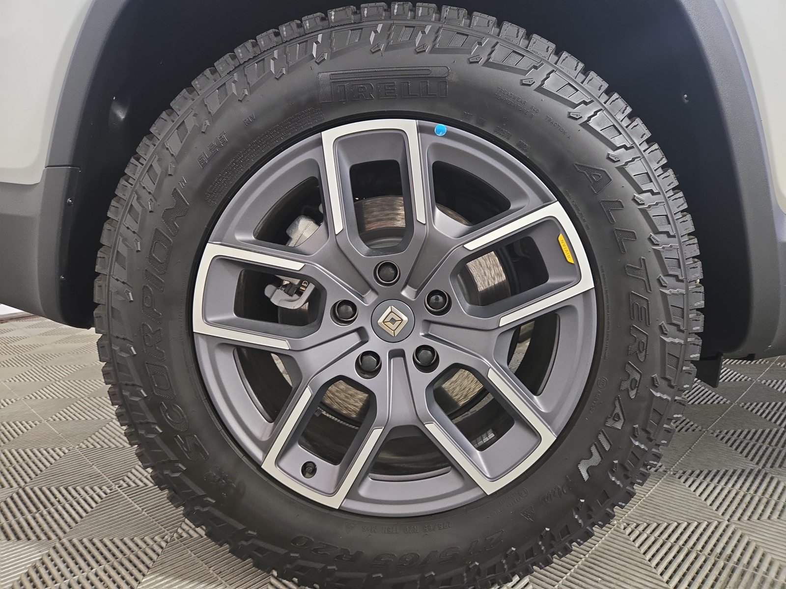 Used 2025 Rivian R1S Adventure Dual AWD/4WD image 12