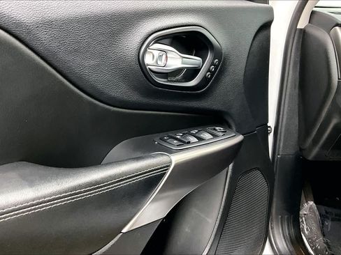 Used 2019 Jeep Cherokee Limited AWD/4WD image 36