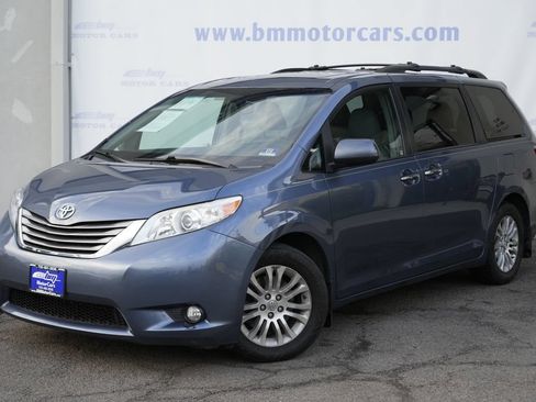 Used 2017 Toyota Sienna XLE Premium FWD image 2