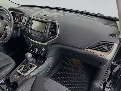 Used 2017 Jeep Cherokee Latitude w/ Cold Weather Group image 26