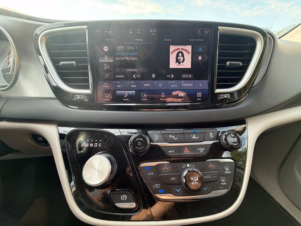 Used 2023 Chrysler Pacifica Touring-L FWD image 15