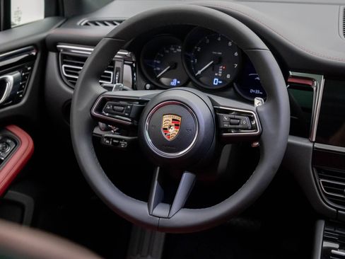 Certified 2026 Porsche Macan AWD/4WD image 12