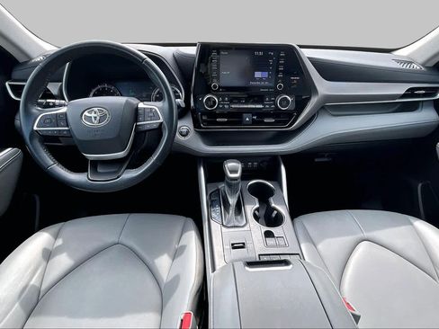 Used 2022 Toyota Highlander XLE FWD image 13