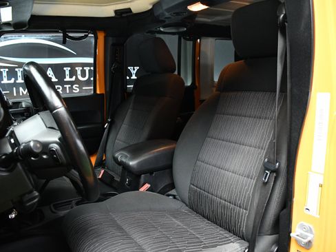 Used 2012 Jeep Wrangler Unlimited Rubicon w/ Max Tow Pkg image 16