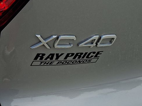 Certified 2025 Volvo XC40 B5 Core image 30