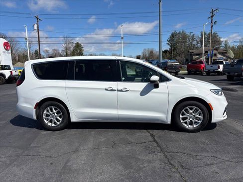 Used 2023 Chrysler Pacifica Touring-L image 2
