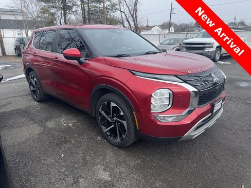 Used 2022 Mitsubishi Outlander SE image 1