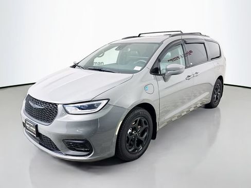 Used 2022 Chrysler Pacifica Touring-L w/ S Appearance Package FWD image 3