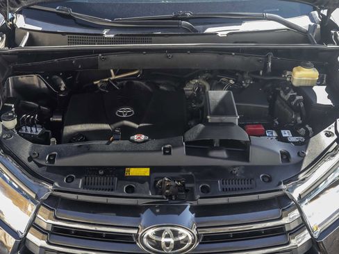 Used 2018 Toyota Highlander SE image 29