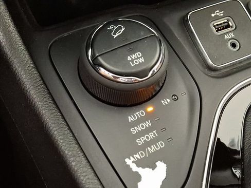 Used 2019 Jeep Cherokee Overland w/ Technology Group AWD/4WD image 25