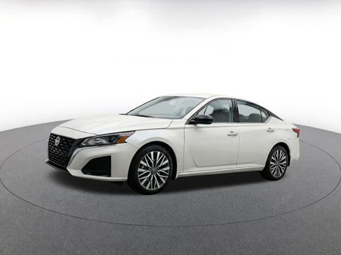 Used 2025 Nissan Altima 2.5 SV FWD image 3