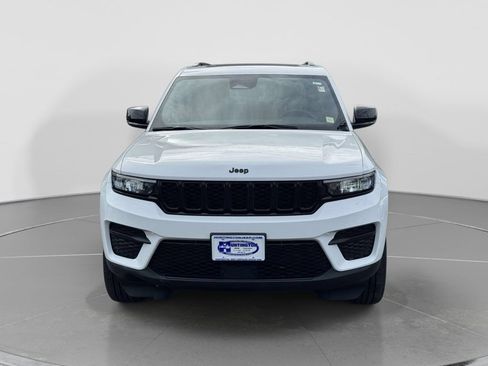 Used 2023 Jeep Grand Cherokee Altitude AWD/4WD image 2