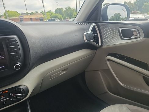 Used 2023 Kia Soul LX w/ LX Technology Package FWD image 19