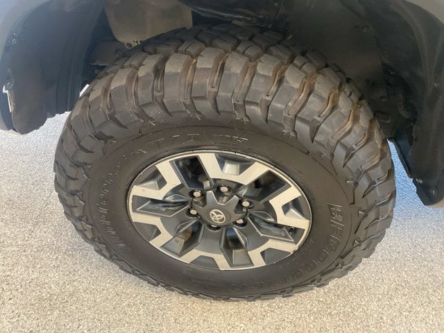 Used 2019 Toyota Tacoma TRD Off-Road w/ Technology Package AWD/4WD image 11