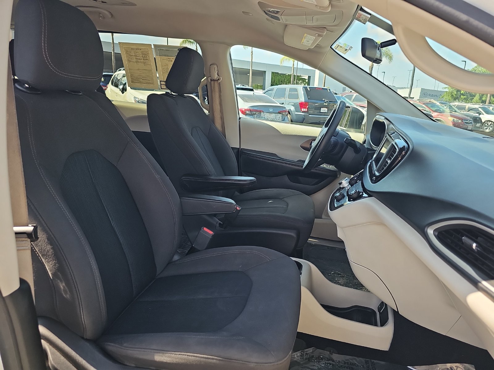 Used 2019 Chrysler Pacifica LX w/ Tire & Wheel Group FWD image 10