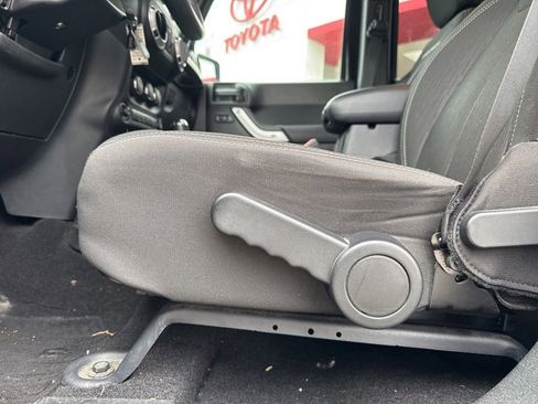 Used 2017 Jeep Wrangler Unlimited Sahara w/ Connectivity Group AWD/4WD image 25
