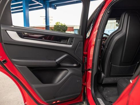 Used 2025 Porsche Cayenne S image 28