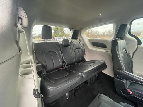 Used 2024 Chrysler Pacifica Touring-L image 10