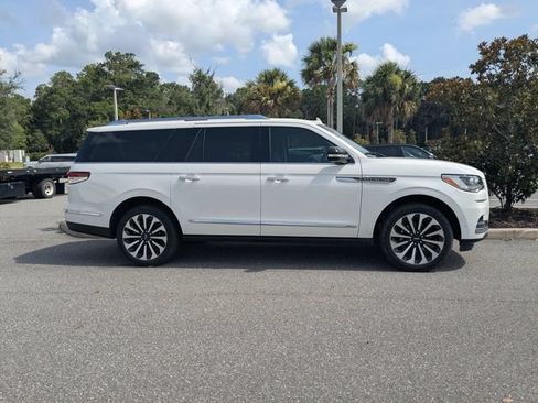 Used 2023 Lincoln Navigator L Reserve RWD image 3