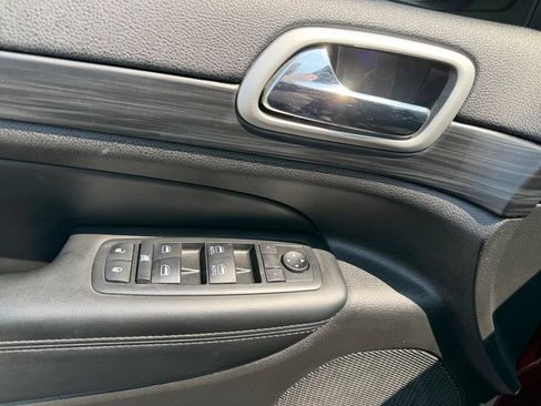 Used 2020 Jeep Grand Cherokee Altitude RWD image 11