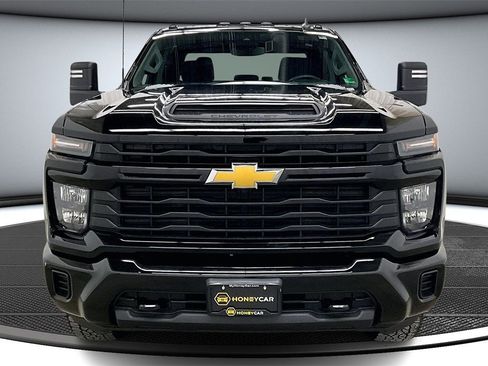 Used 2024 Chevrolet Silverado 2500 Custom image 2