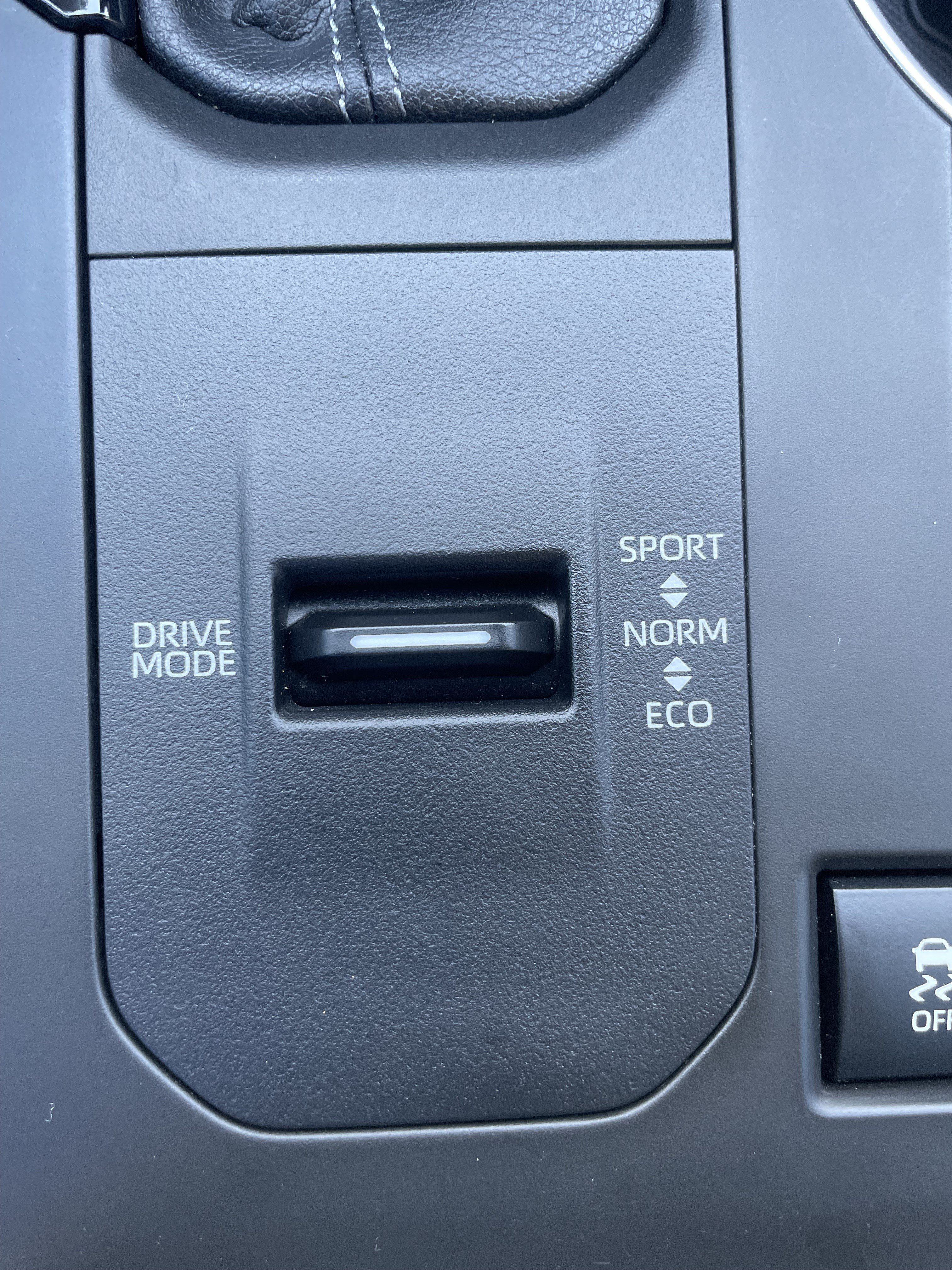 Used 2022 Toyota Highlander LE FWD image 29