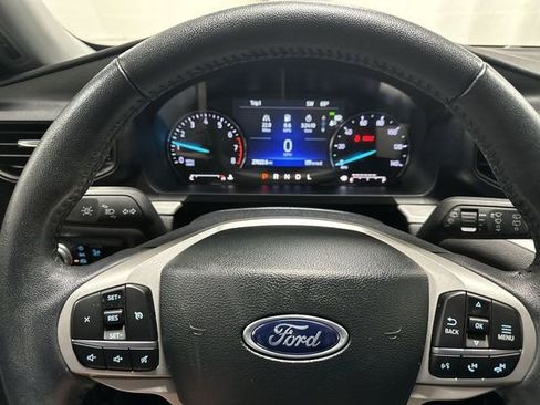 Used 2023 Ford Explorer XLT AWD/4WD image 10