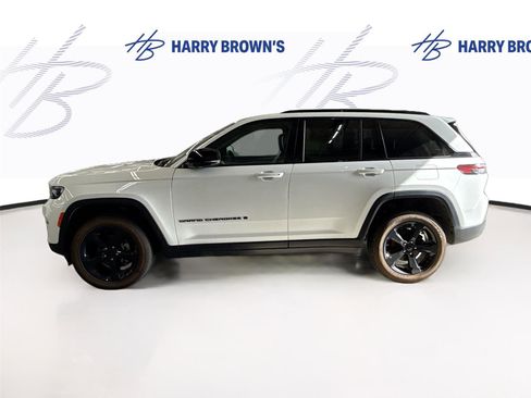 Used 2024 Jeep Grand Cherokee Altitude AWD/4WD image 8