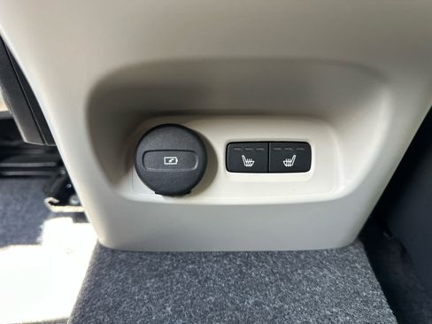 Used 2025 Volvo XC40 B5 Plus AWD/4WD image 24