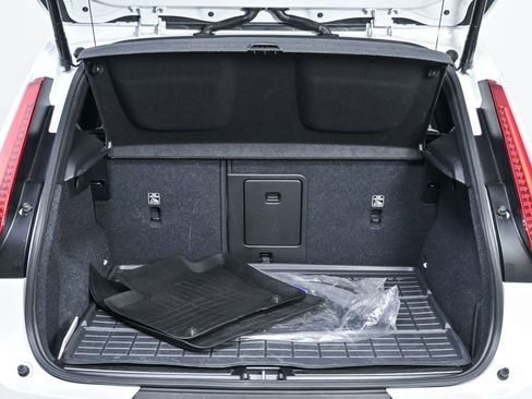 Used 2024 Volvo XC40 B5 Ultimate w/ Protection Package Premier image 32