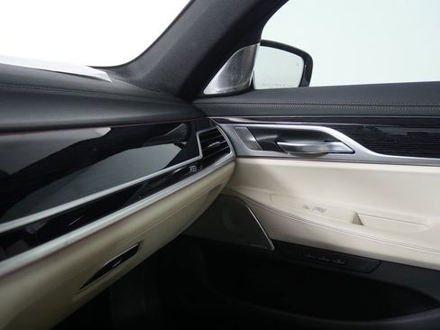 Used 2022 BMW 740i w/ M Sport Package image 29