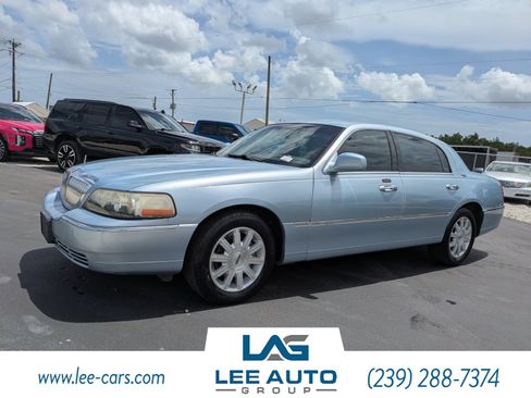 Used 2011 Lincoln Town Car Signature Limited RWD image 6