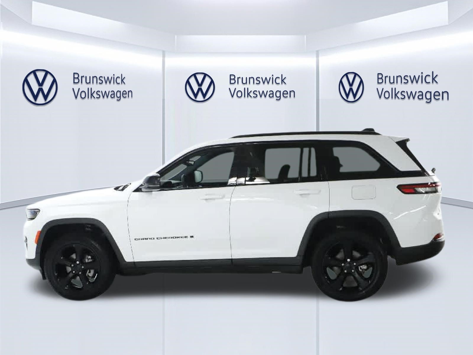 Used 2023 Jeep Grand Cherokee Altitude AWD/4WD image 37