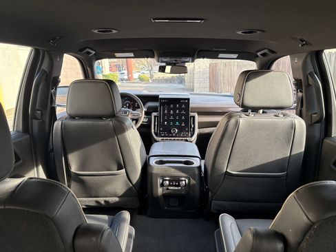 Used 2025 GMC Yukon XL Elevation image 25