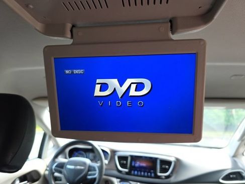 Used 2017 Chrysler Pacifica Touring-L FWD image 16
