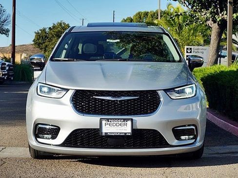 New 2023 Chrysler Pacifica Limited image 5