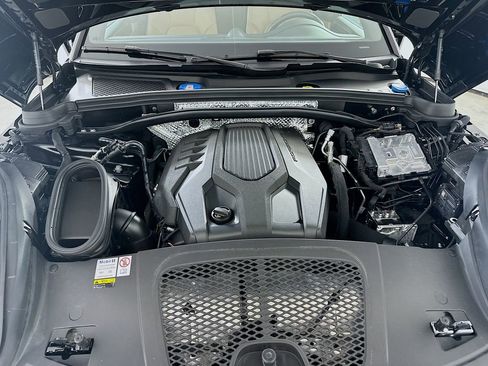 Certified 2022 Porsche Macan image 32