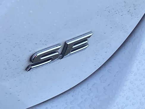 Used 2020 Toyota Camry SE FWD image 3