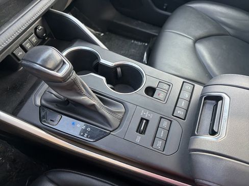 Used 2021 Toyota Highlander XLE image 36