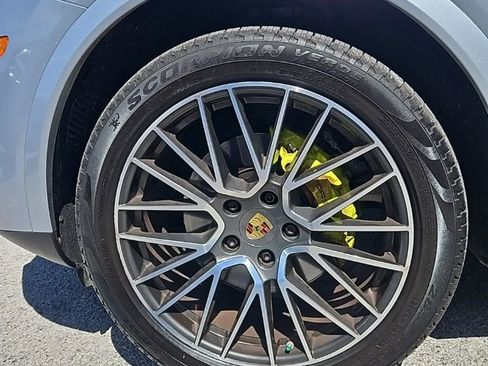 Used 2019 Porsche Cayenne E-Hybrid image 9