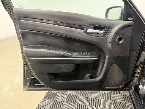 Used 2018 Chrysler 300 Limited RWD image 10