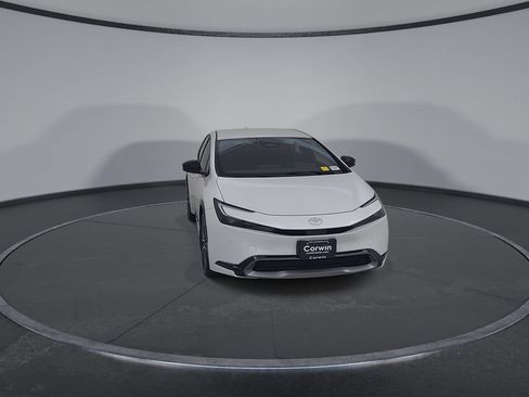 Used 2024 Toyota Prius XLE FWD image 5