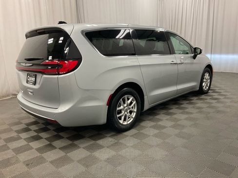 Used 2023 Chrysler Pacifica Touring-L image 2