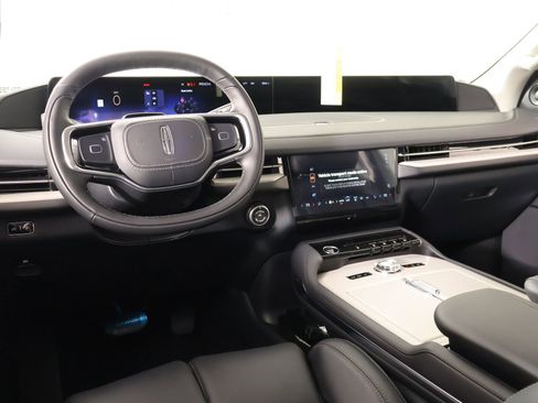 New 2026 Lincoln Navigator Premiere AWD/4WD image 2
