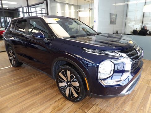 Used 2025 Mitsubishi Outlander SE image 3