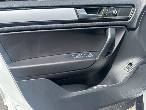 Used 2013 Volkswagen Touareg Sport AWD/4WD image 21